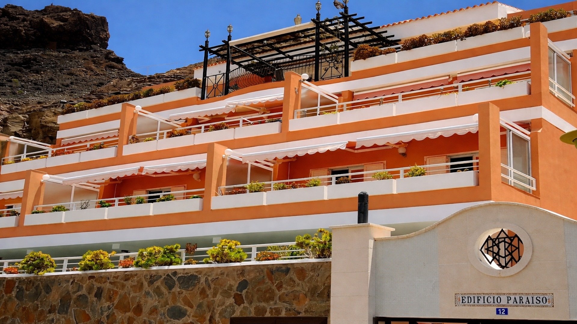 Exterior view of Paraiso Apartments in Puerto de Mogán with balconies and terraces